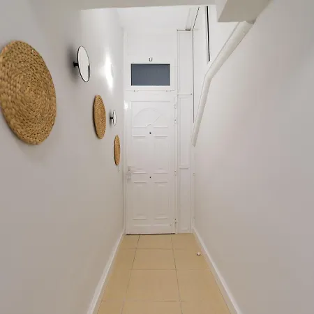 2 Mins From - Workstations - Parking - Bikes *