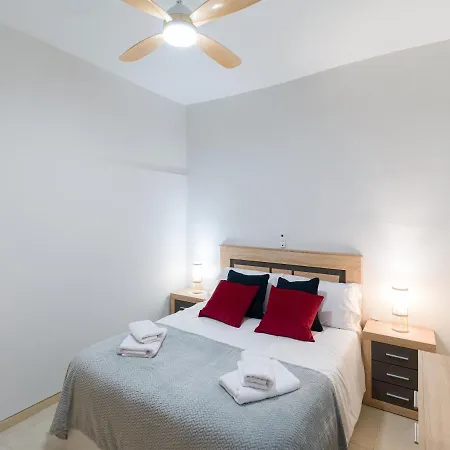 2 Mins From - Workstations - Parking - Bikes Apartment *
