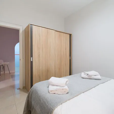 2 Mins From - Workstations - Parking - Bikes * Las Palmas