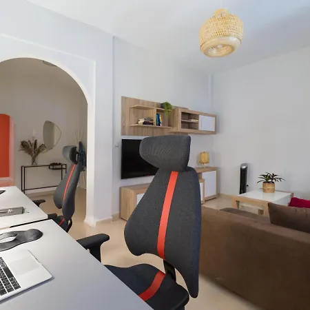 2 Mins From - Workstations - Parking - Bikes Apartment *