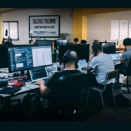 Apartment 2 Mins From - Workstations - Parking - Bikes *