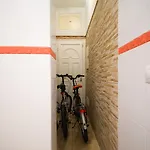 Lägenhet 2 Mins From - Workstations - Parking - Bikes *